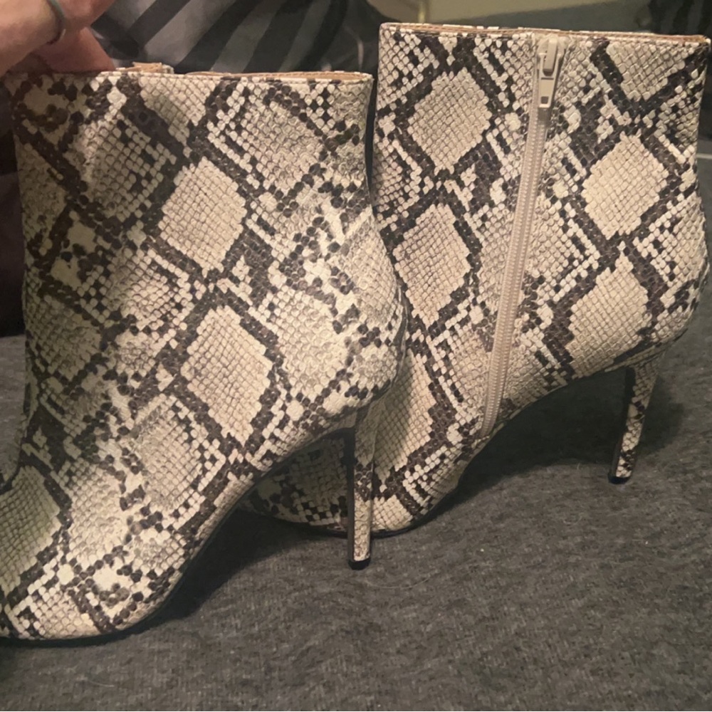 Size 9 1/2 never worn these! Bought them in New York a couple years ago !